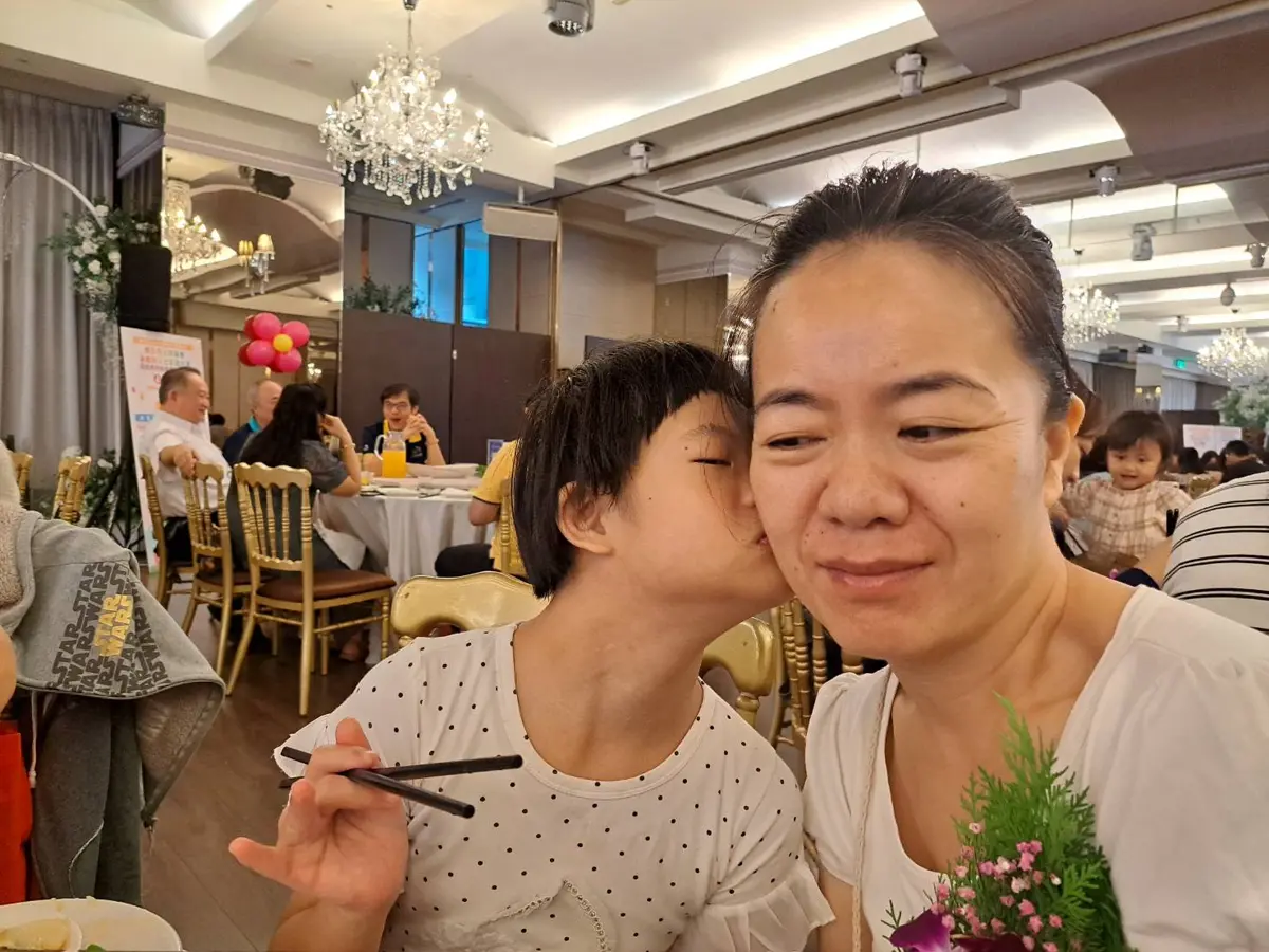 五股媽媽苦養唐寶寶獲表揚,典禮前夫驟逝陷困境,社會局急伸援手