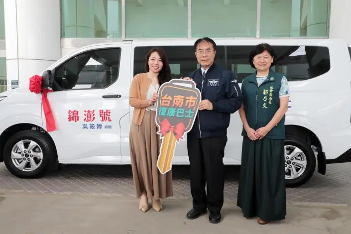 台南添暖流!孝女吳筱婷捐復康巴士「錦澎號」,黃偉哲讚:市民最實質祝福
