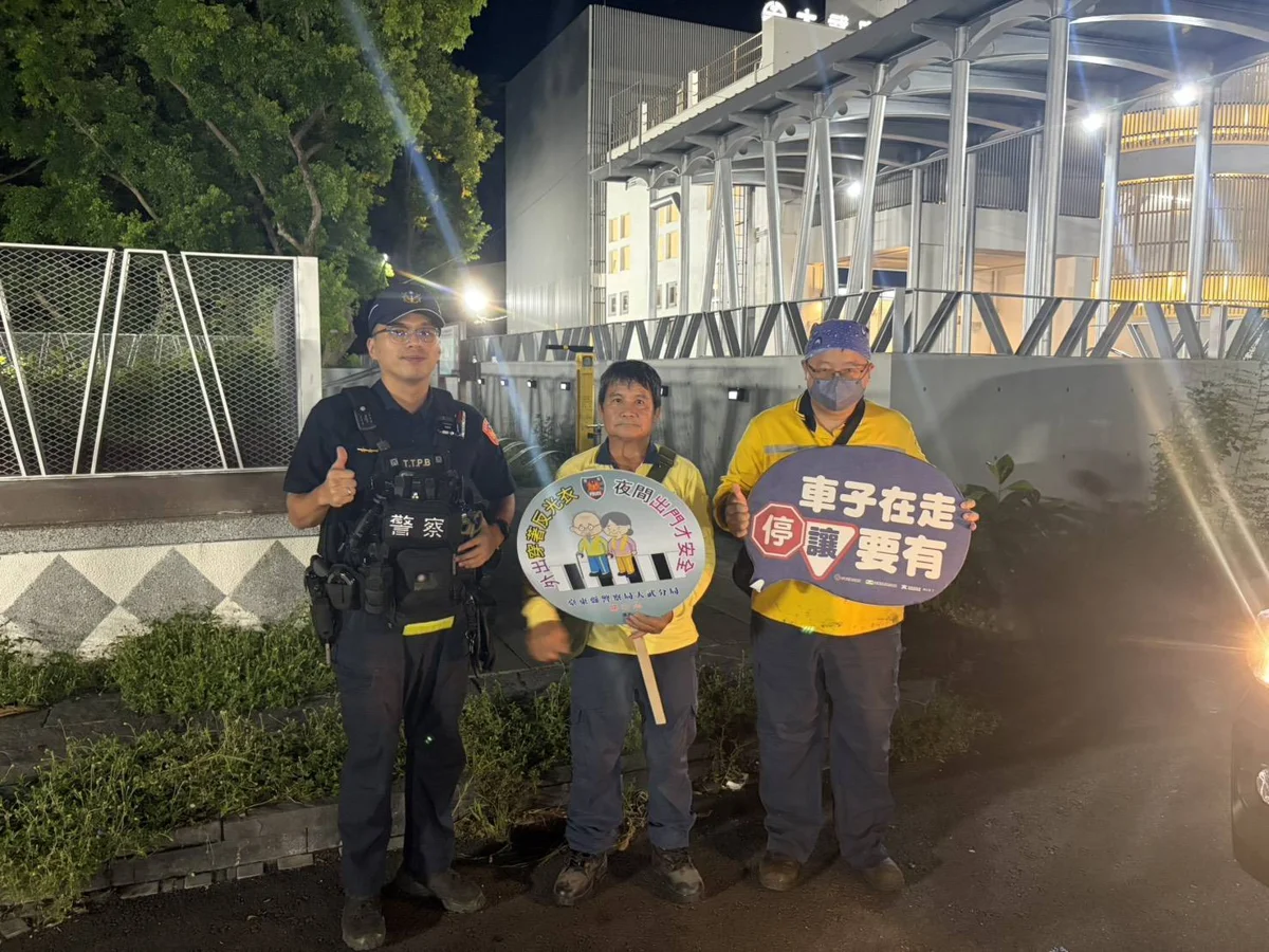 南迴夜間行車視線差!大武警前進超商車站 傳授保命「亮點」妙招