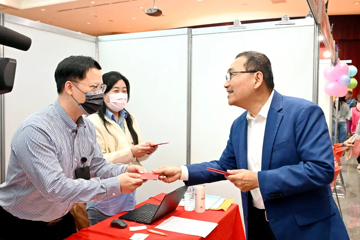 新北就博會登場!鼎泰豐等54家大廠釋1500職缺 市長侯友宜發福袋祝福