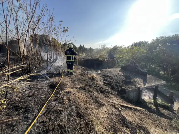 頭屋明德公墓火警!小型消防車立大功 鑽狹道迅速滅火
