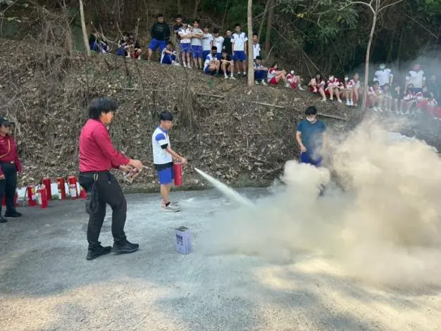 大湖農工防災演練超實用！學生親手操作滅火器、CPR，更見識無人機救災威力