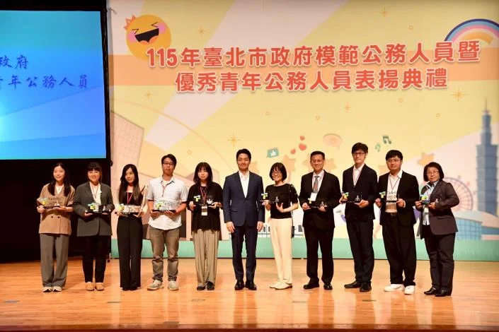蔣萬安表揚77位績優公務員!北市推「居家補休、AI助理」大升級友善職場