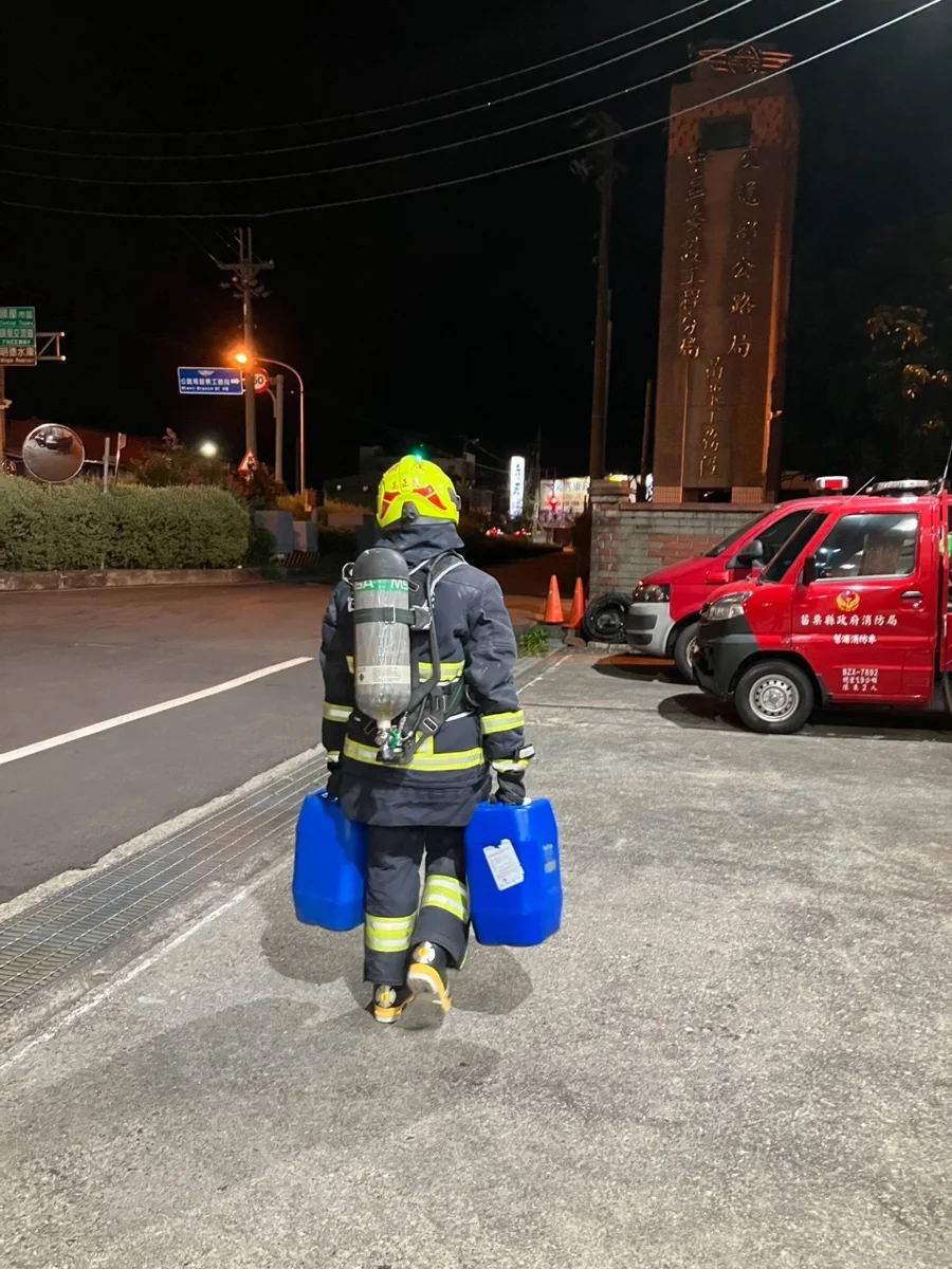 苗栗頭屋消防隊「超硬核」訓練!負重爬梯拖輪胎 確保火場救災安全