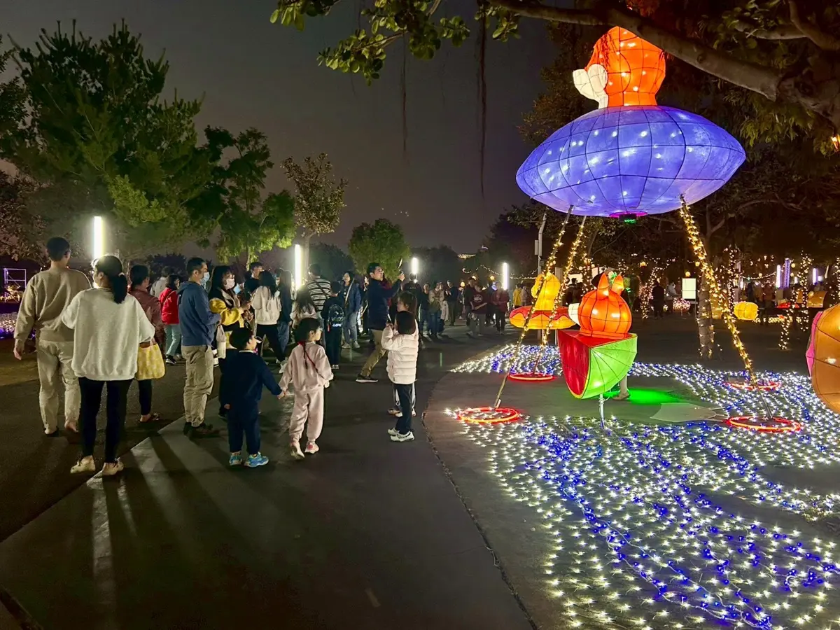 台中燈會驚見「喵喵光腳印」!中央公園「動物夢世界」奇幻登場,萌寵燈組、實用課程全攻略