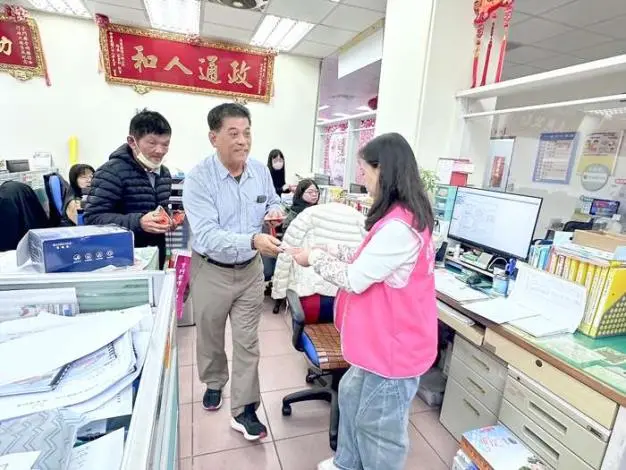 春節前暖心一舉!金湖鎮長陳文顧親發賀卡 感謝公所同仁一年辛勞