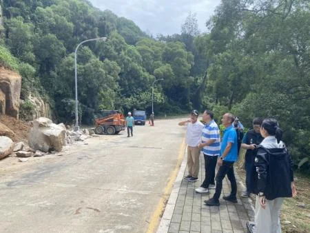 北竿大道碧園段落石搶通！縣長王忠銘勘災 實施部分交管護安全