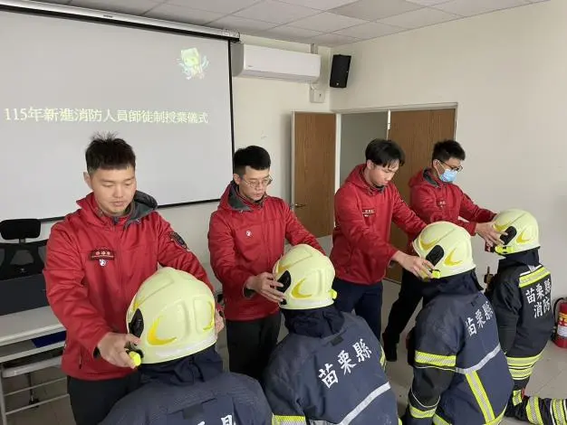 竹南消防新血報到!授帽儀式象徵使命傳承 4名生力軍投入守護地方