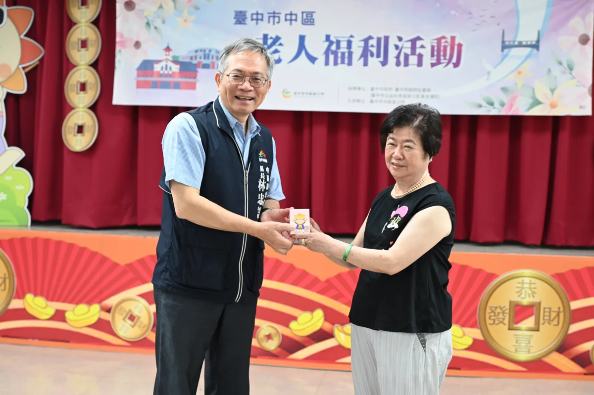 台中長者夜間守護神!市府發放「媽祖行動光明燈」 照亮夜行更安全