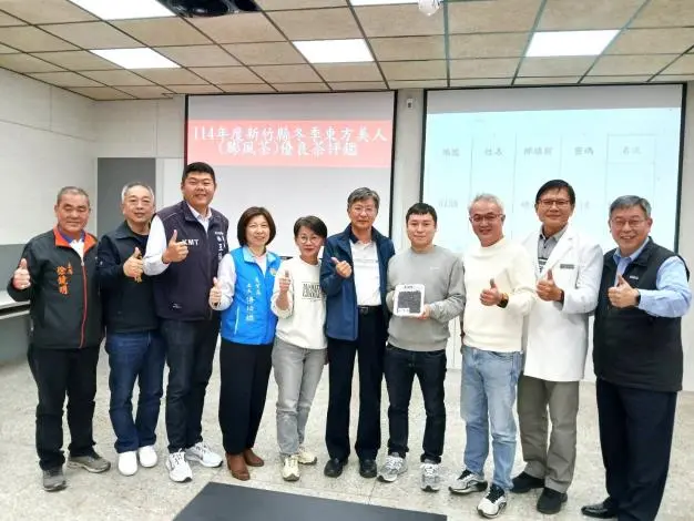 新竹「茶王」誕生！31歲青農温志軒擊敗357組對手，奪冬季東方美人茶特等獎