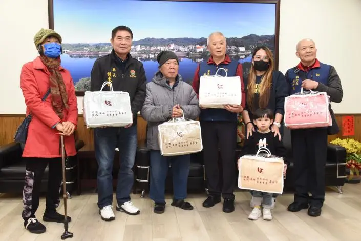苗栗寒冬送暖!慶福基金會豪捐8200件保暖氈,縣長鍾東錦親發弱勢戶