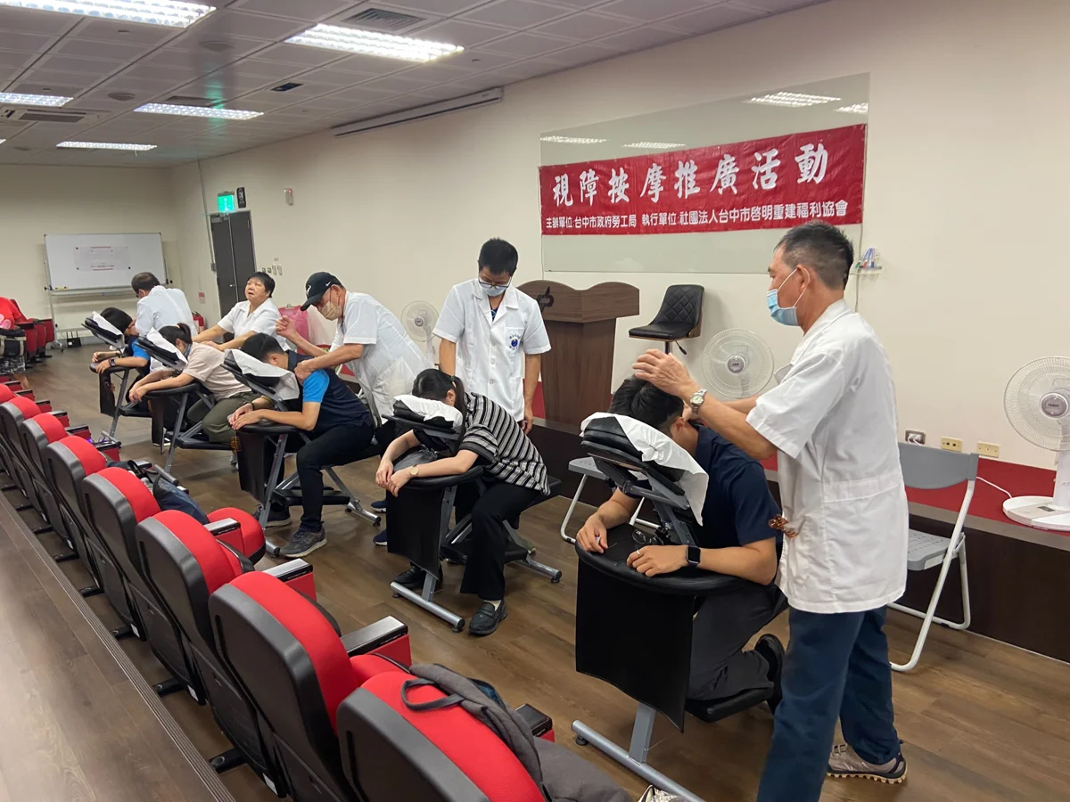 暖心！中捷員工「反向按摩」回饋 視障按摩師直呼超感動