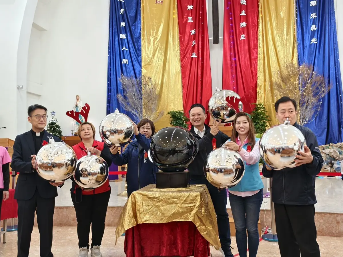 八德聖誕樹來了!10米高「珍珠聖誕樹」24日點燈,連兩天市集嗨翻平安夜