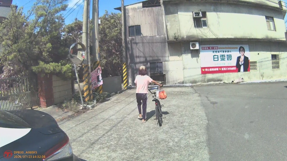 老婦烈日騎單車迷途!大村警暖心「載車又載人」助返花壇家
