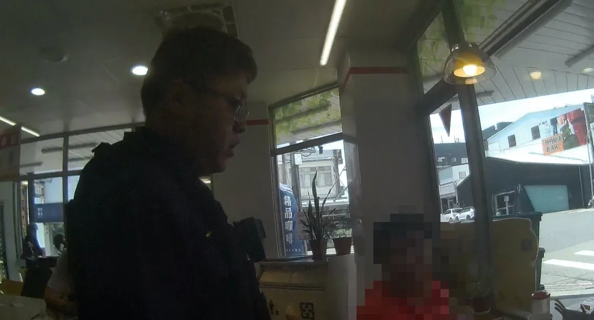 臺東市正氣北路民眾迷途超商前！馬蘭警耐心安撫助平安返家