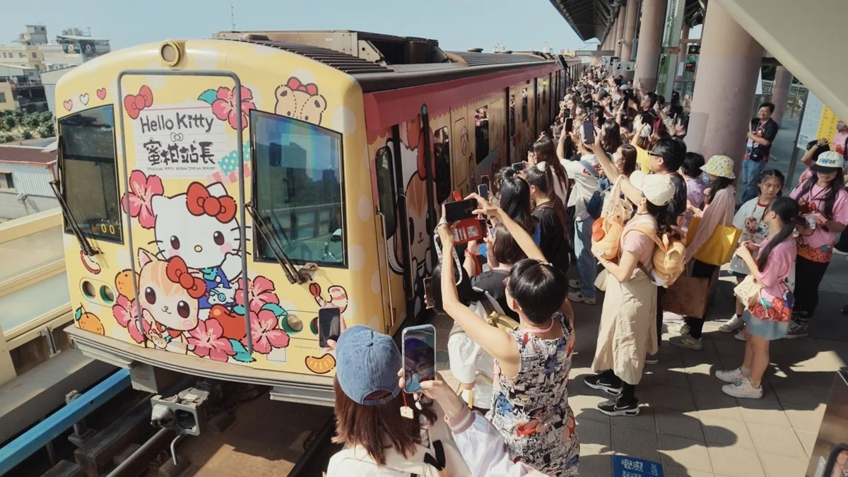 高捷「蜜柑站長×Hello Kitty」彩繪列車首航!4大聯名亮點、限定周邊開賣資訊大公開