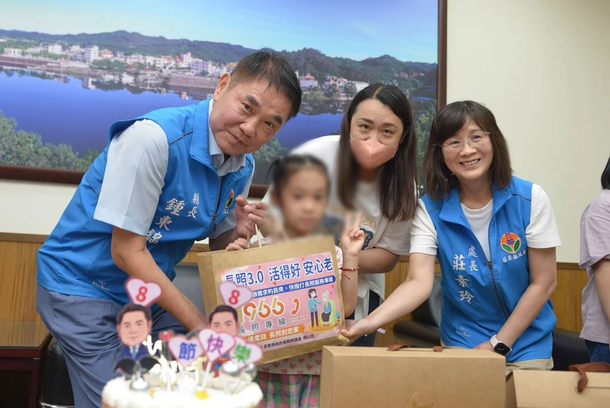 幼安教養院童獻手作花束 提前為苗栗縣長鍾東錦歡慶父親節