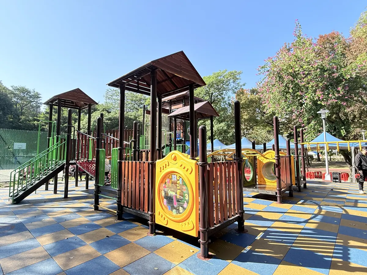 板橋「玫瑰公園」遊戲場大變身!旋轉滑梯、攀爬網今啟用,週末親子放電新天堂