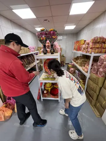 頭屋春節煙火「這樣放」才安全!消防隊突擊檢查金香行 揭3大安全守則