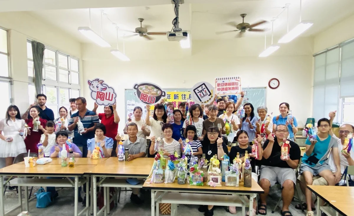 新住民學手作找自信！岡山戶政攜手社區開辦「琉光瓶韻」藝術培力課程