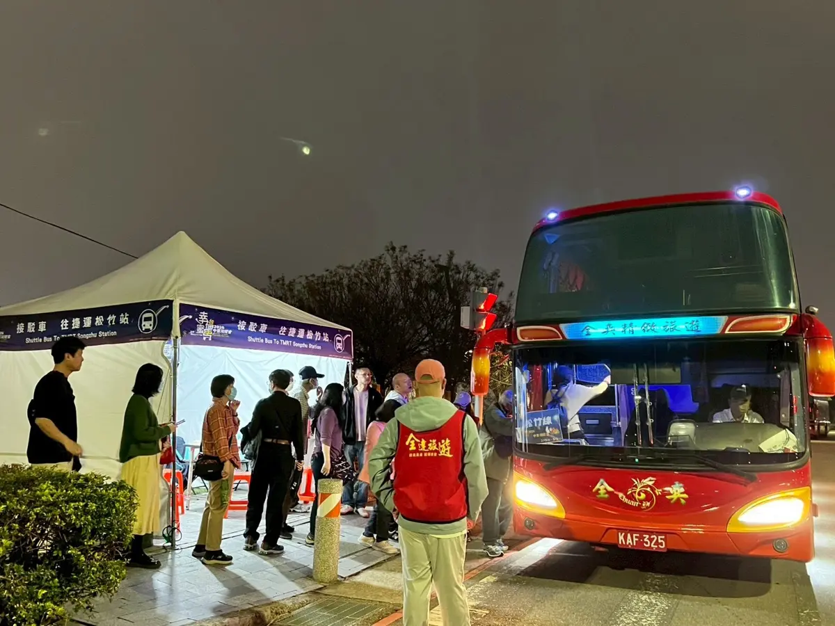 中台灣燈會落幕!交通局揭密「零壅塞」疏運神操作,近1400趟接駁獲讚