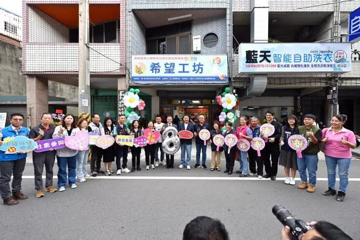 苗栗後龍「希望工坊」揭牌!鍾東錦親手體驗洛神花乾製作,打造身障者就業搖籃