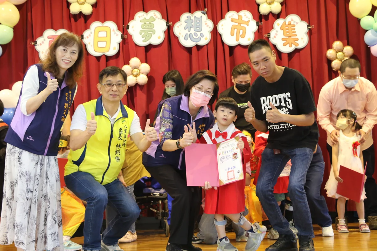 八里愛心教養院日托中心畢結業典禮 慢飛天使獻唱感恩曲惹哭台下家長