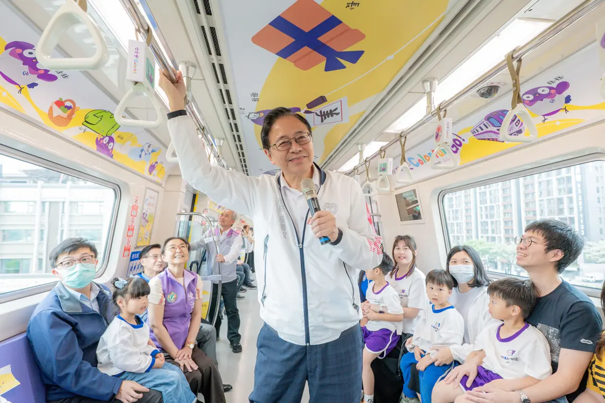 桃園兒童節禮物！桃捷「Colorful」親子車廂啟航，張善政開箱限定驚喜