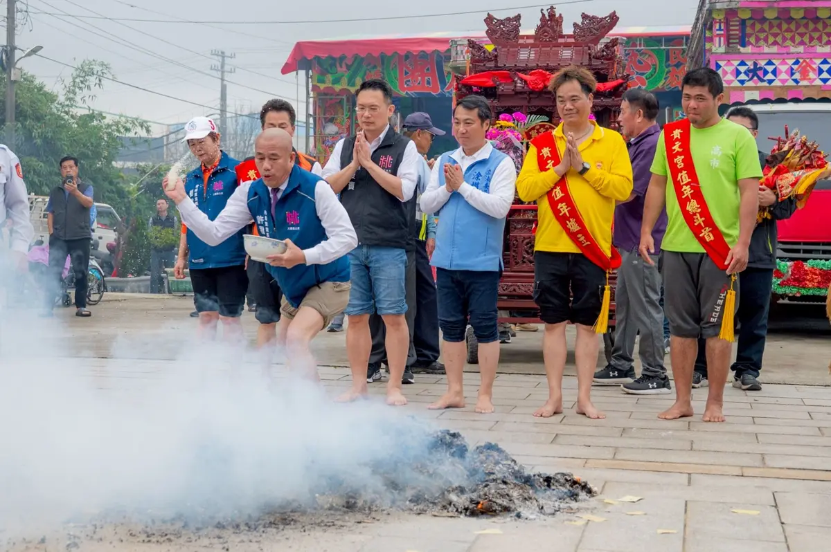 大園百年廟會！副市長蘇俊賓連三年赤腳「過火」祈福，守護全台唯一九府千歲信仰