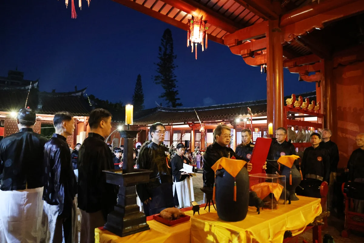 台南祭孔大典傳統變革!拔牛毛走入歷史 改贈「智慧三寶」祈福