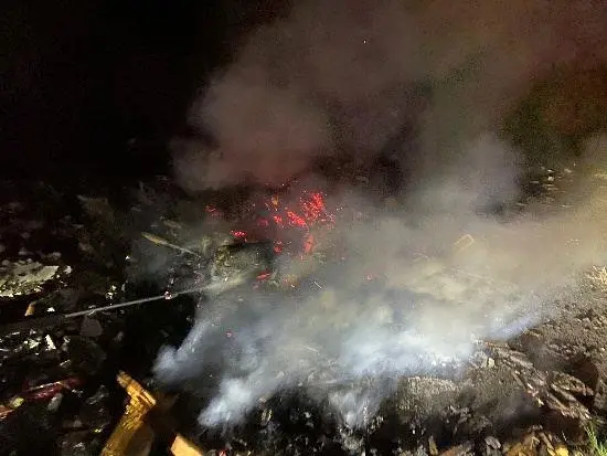 苑裡深夜火光!空地燒廢棄物濃煙擾鄰,消防局警告:勿以身試法