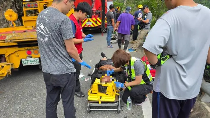【南橫驚魂】重機騎士過彎自摔墜30米深谷！關山警消急下切步道順利救出