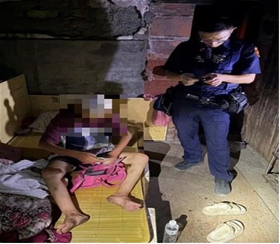 花壇婦人服藥恍惚迷途頻跌倒 彰化暖警暖心陪同安全返家
