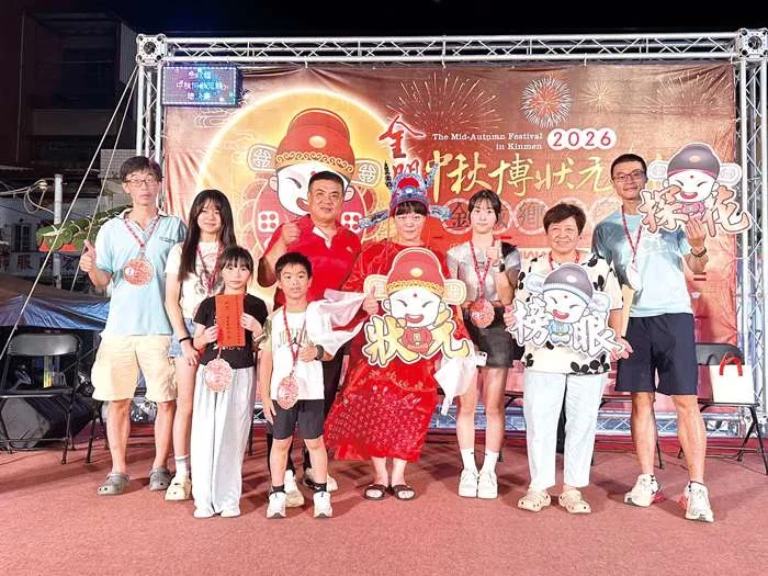 金城鎮中秋博狀元餅千人開擲!盛育禎抱回價值15萬純金金元寶