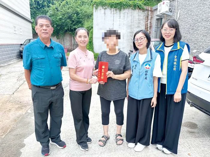 金門中秋溫馨送暖！縣長夫人慰問金湖鎮低收家庭