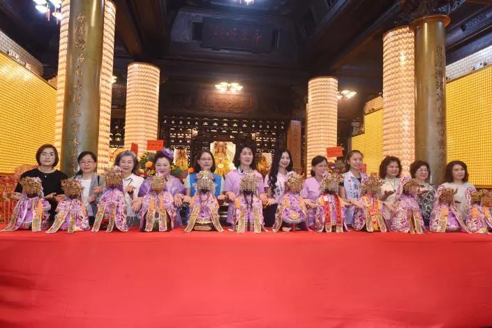 頭份永貞宮12尊媽祖換新衣!白冰冰清晨沐浴南下更衣 粉紫客家花布袍驚豔全場