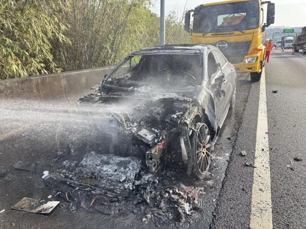 國道一號驚魂!苗栗銅鑼段轎車突陷火海 全車燒成廢鐵幸無人傷