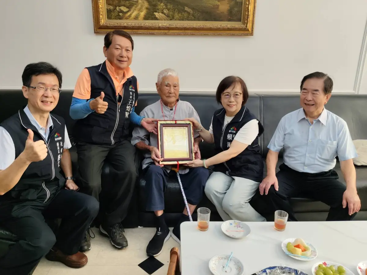 台中百歲人瑞林朝筆養生秘訣大公開!副市長賴淑惠親訪送萬元紅包祝賀