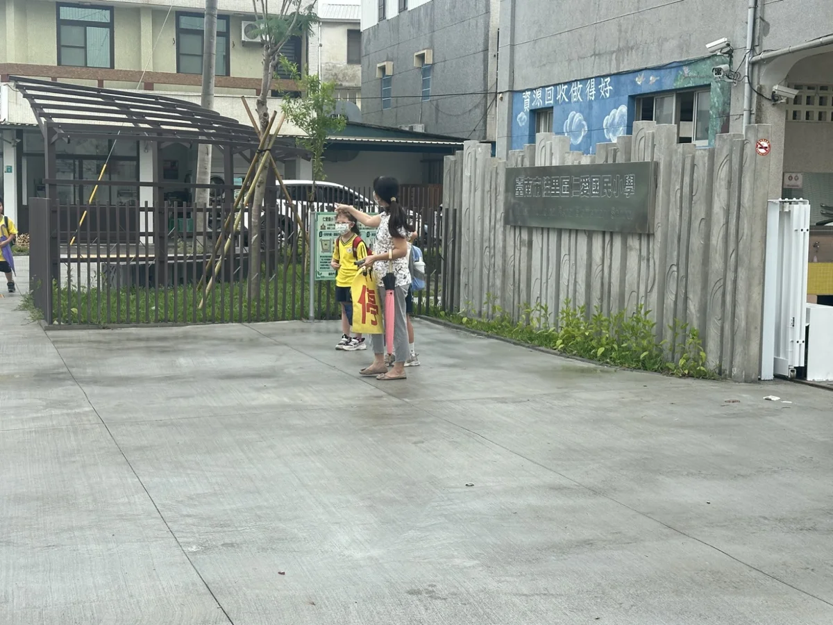 台南佳里仁愛國小新步道啟用!退縮圍牆打造3公尺寬人行道,家長大讚安全升級
