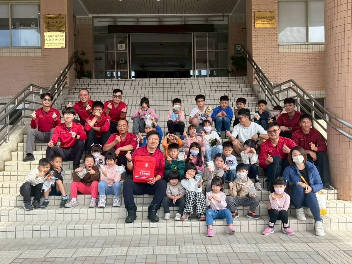 澎湖樂學補習班參訪消防隊,學童實作滅火、打包「3日避難包」超逼真