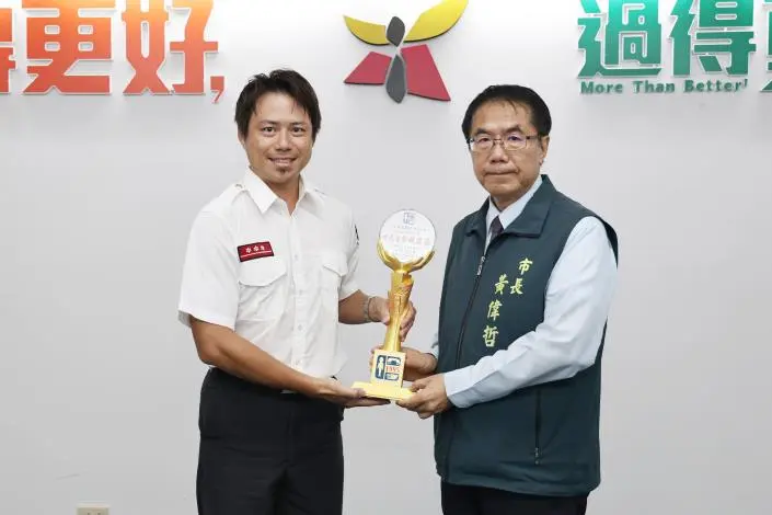 夜市吃到一半救回一命!台南消防員張家傑休假神救援 獲頒十大生命救援獎