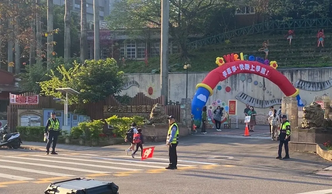 開學日「警察熊寶貝」現身內湖!校長扮騎馬裝護童,交通、防詐宣導一次看懂