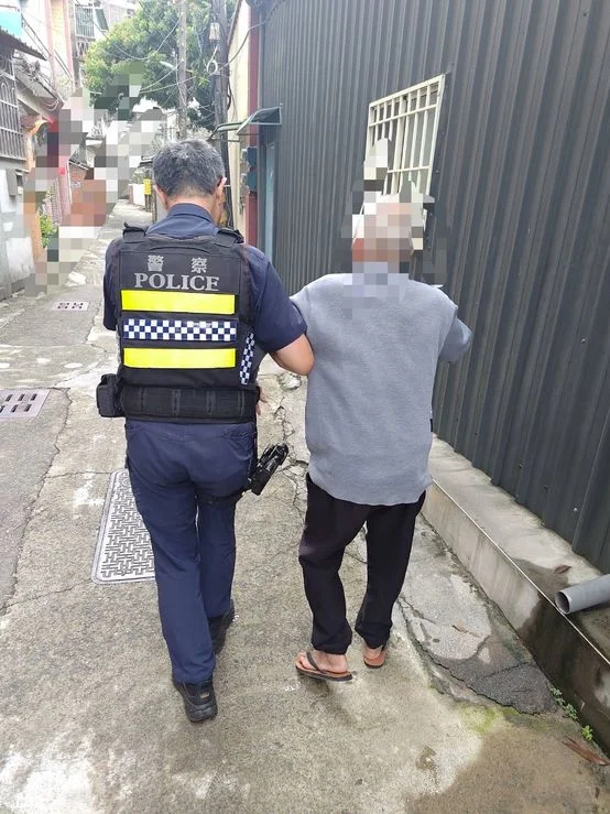 左營8旬翁單眼模糊獨自返家 舊城警暖心攙扶平安送達