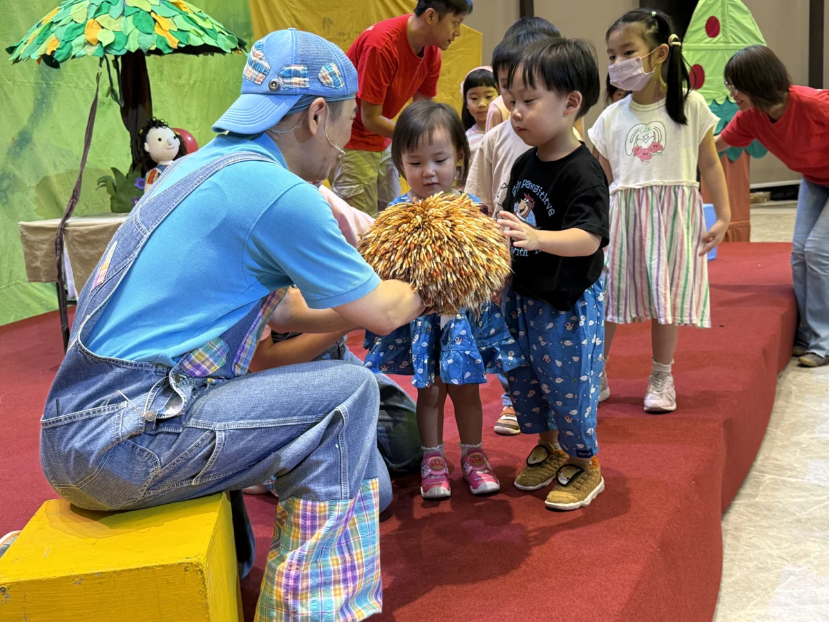[親子必看] 新竹縣府攜手九歌兒童劇團！《擁抱》故事劇場感動演出，溫馨傳授正向育兒觀
