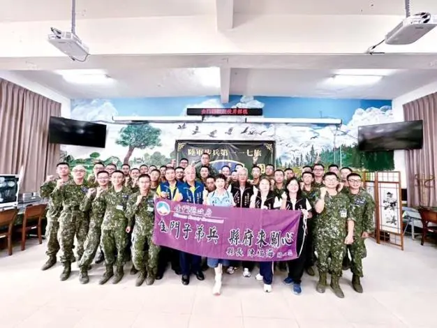 漢堡薯條送進軍營!金門35名新兵鳳山懇親會 縣府、同鄉會送暖超驚喜