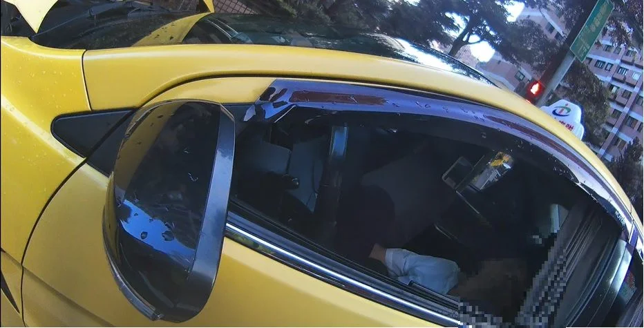 內湖小黃違停藏危機!運將癱軟狂冒汗 警急Call救護車險救命