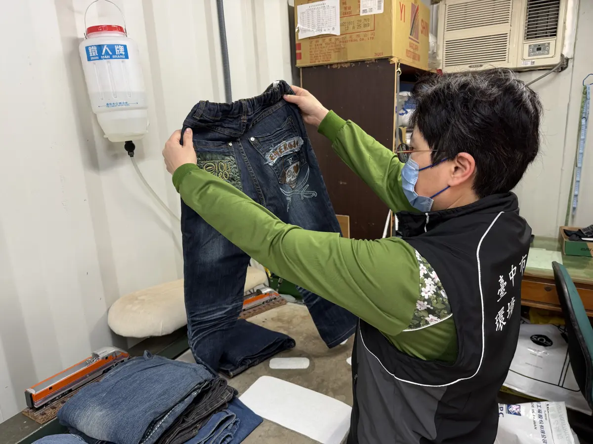 舊牛仔褲大變身！台中沙鹿清潔隊巧手打造「大中袋福」時尚側背包
