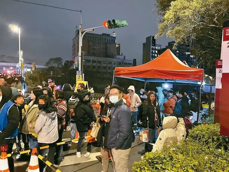 桃園燈會湧入50萬人潮,市府加強交通疏導和流動廁所