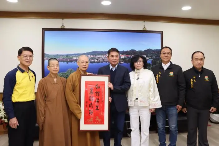 臘八粥暖心開送!苗栗大明寺贈2千份祝福,鍾東錦盼縣府團隊效法普渡精神