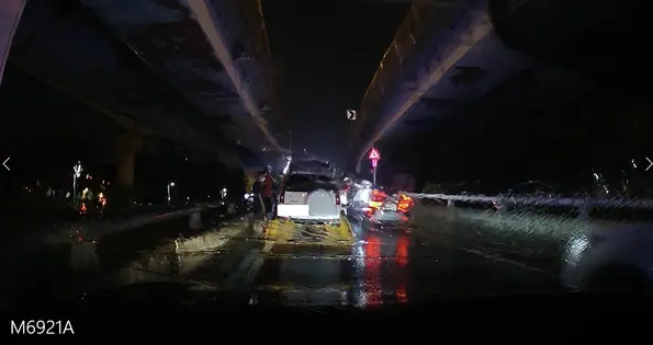 高雄驚魂!翠華路暴雨中拋錨動彈不得 暖警秒變「推車壯丁」解圍
